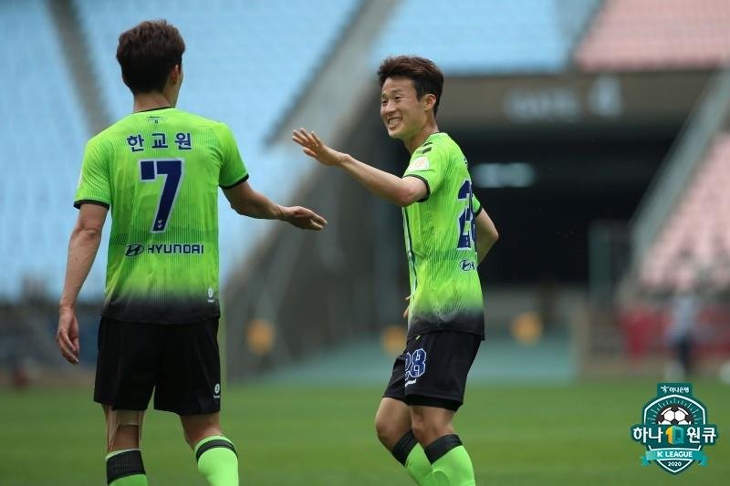 This photo provided by the Korea Professional Football League shows Son Jun-ho of Jeonbuk Hyundai Motors (R) celebrating his goal with teammate Han Kyo-won during a practice match against Daejeon Hana Citizen at Jeonju World Cup Stadium in Jeonju, 240 kilometers south of Seoul, on May 2, 2020. (PHOTO NOT FOR SALE) (Yonhap) 