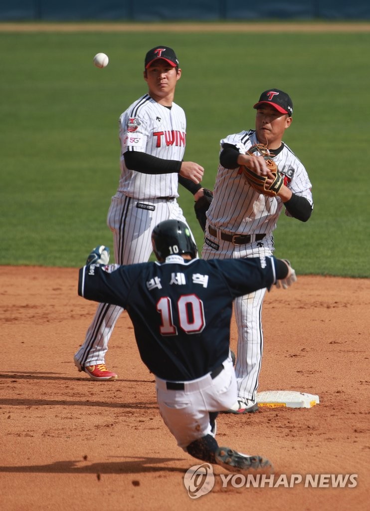 Jeong Keun-woo of the LG Twins (C) makes a throw to first base to complete a double play against the Doosan Bears in a Korea Baseball Organization regular season game at Jamsil Stadium in Seoul on May 5, 2020. (Yonhap)