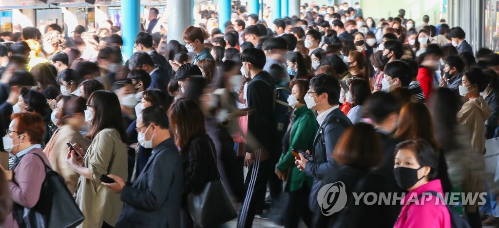 Commuters wait for a subway train in western Seoul on May 6, 2020. South Korea further lifted its strict social distancing scheme that had been put in force since early March on the same day. (Yonhap)