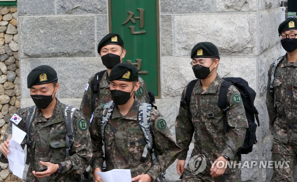 Soldiers of an Army unit in Chuncheon, northeast of Seoul, leave their base on May 8, 2020, as they are allowed to go on vacation after more than two months of restrictions amid fears about the spread of the new coronavirus. (Yonhap)