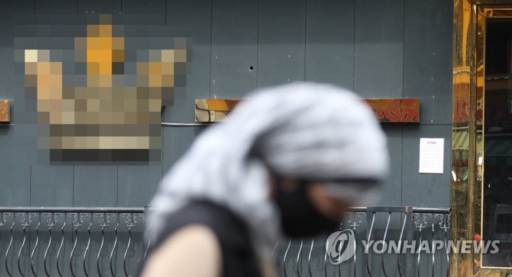 A person walks past a dance club in the popular international district of Itaewon in Seoul on May 7, 2020. The club was shut down, as a man in his 20s who tested positive for COVID-19 visited the place on May 1. Some 500 people were reportedly there at that time. (Yonhap)