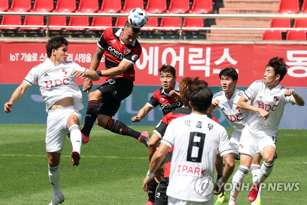 This file photo, from May 10, 2020, shows Busan IPark (in white) and Pohang Steelers in action during their K League 1 match at Pohang Steel Yard in Pohang, 370 kilometers southeast of Seoul. (Yonhap)
