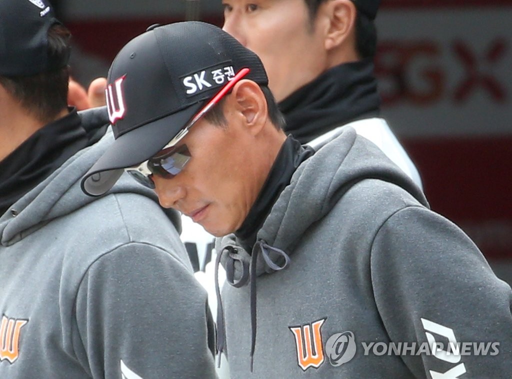 In this file photo from May 17, 2020, SK Wyverns manager Youm Kyoung-youb hangs his head during a Korea Baseball Organization regular season game against the NC Dinos at SK Happy Dream Park in Incheon, 40 kilometers west of Seoul. (Yonhap)