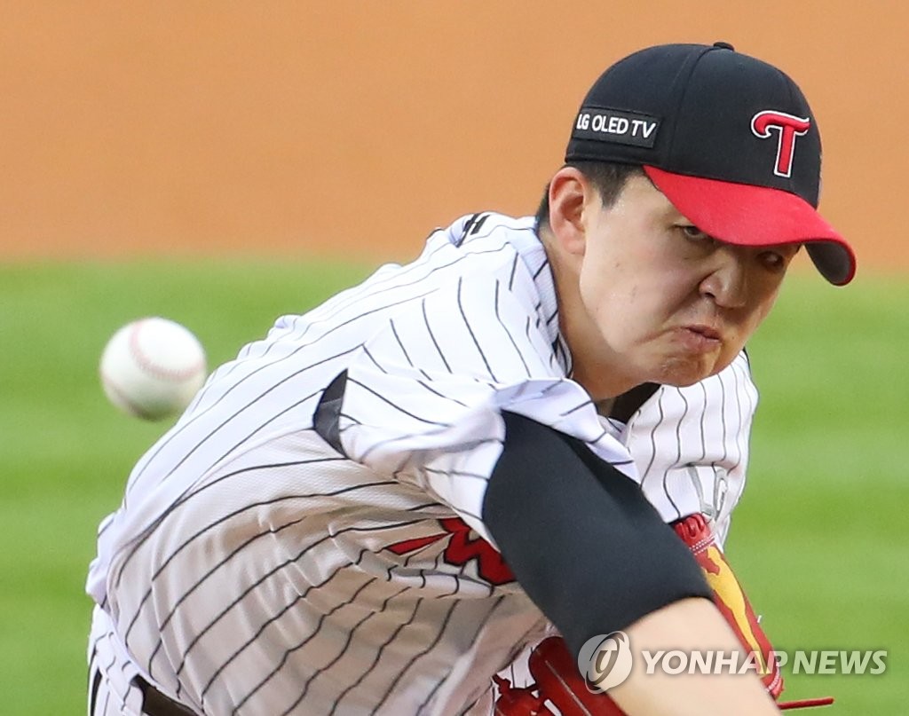 In this file photo from June 2, 2020, Lee Min-ho of the LG Twins pitches against the Samsung Lions in a Korea Baseball Organization regular season game at Jamsil Baseball Stadium in Seoul. (Yonhap)