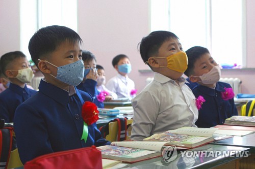 북한 대외선전매체 '통일의 메아리'가 보도한 지난 6월 3일 평양 대성구역 려명소학교 모습. 학생들이 마스크를 쓴 채 수업을 듣고 있다. [통일의 메아리 홈페이지 캡처. 재판매 및 DB 금지]