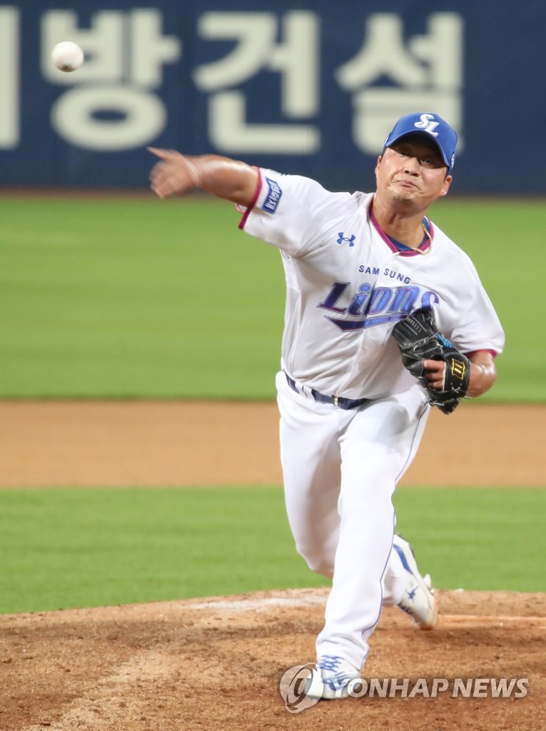 Oh Seung-hwan of the Samsung Lions pitches against the Kiwoom Heroes in the top of the eighth inning of a Korea Baseball Organization regular season game at Daegu Samsung Lions Park in Daegu, 300 kilometers southeast of Seoul, on June 9, 2020. (Yonhap)