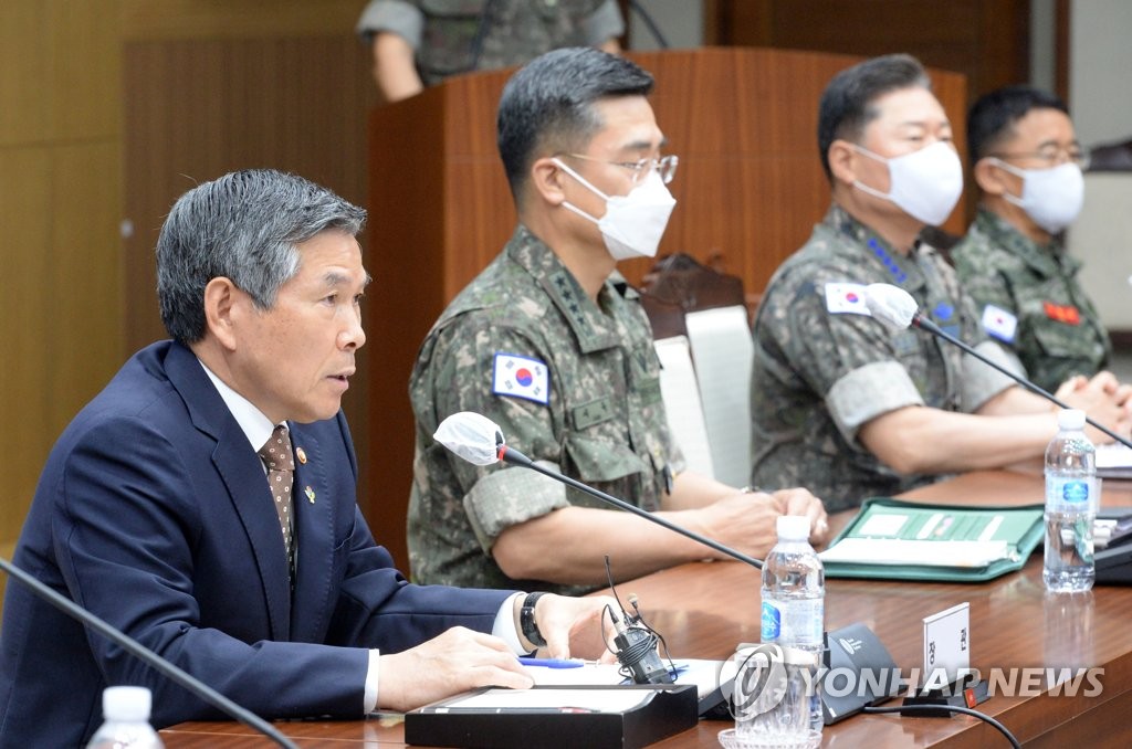 Defense Minister Jeong Kyeong-doo (L) speaks during a meeting with top commanders in Seoul on June 10, 2020, in this pool photo. (Yonhap) 