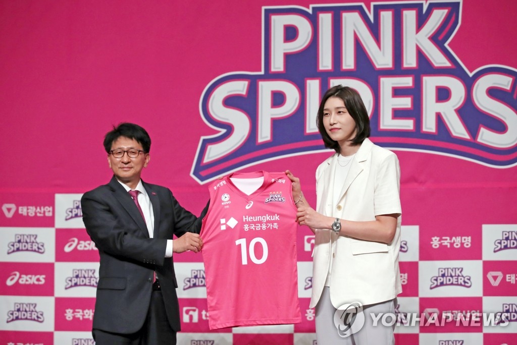 South Korean volleyball player Kim Yeon-koung (R) receives her Heungkuk Life Pink Spiders jersey from the team's general manager, Kim Yeo-il, during her introductory press conference in Seoul on June 10, 2020. (Yonhap)