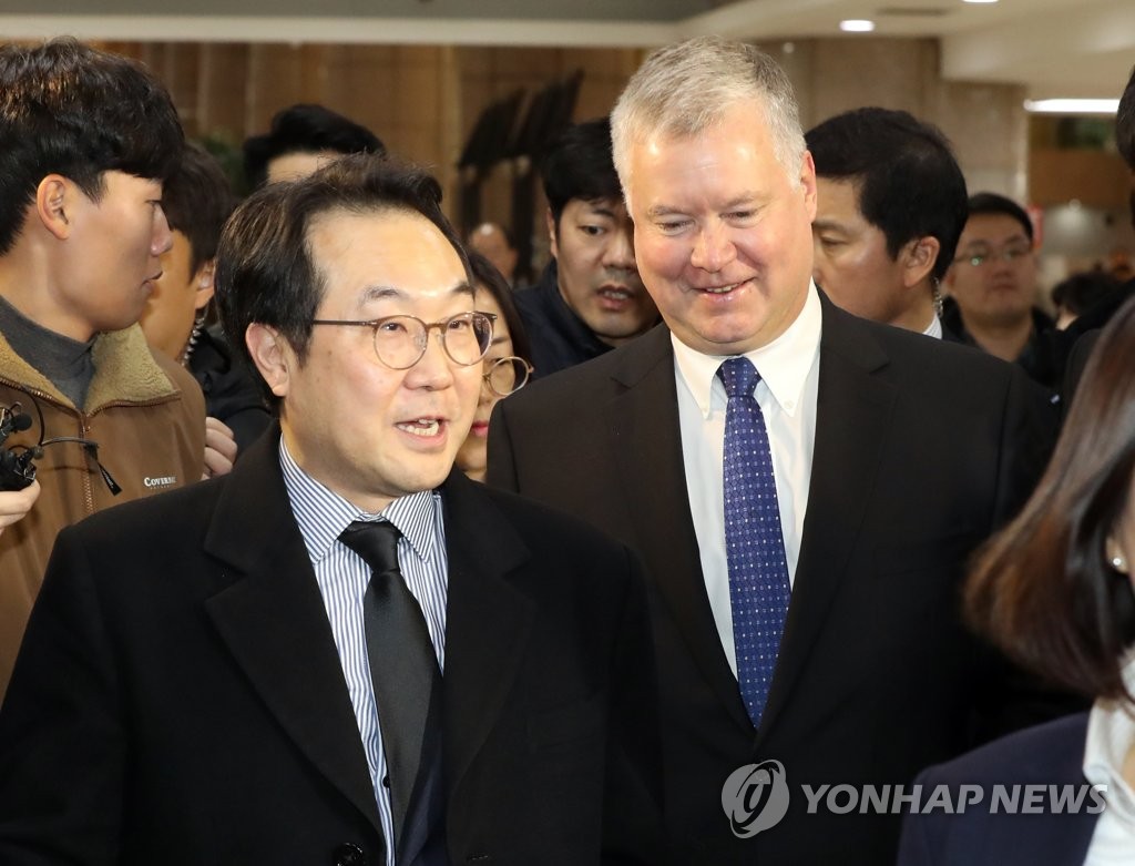 This file photo, taken Dec. 17, 2019, shows South Korea's top nuclear envoy Lee Do-hoon (L) talking with his U.S. counterpart, Stephen Biegun, at Gimpo International Airport in western Seoul. (Yonhap)