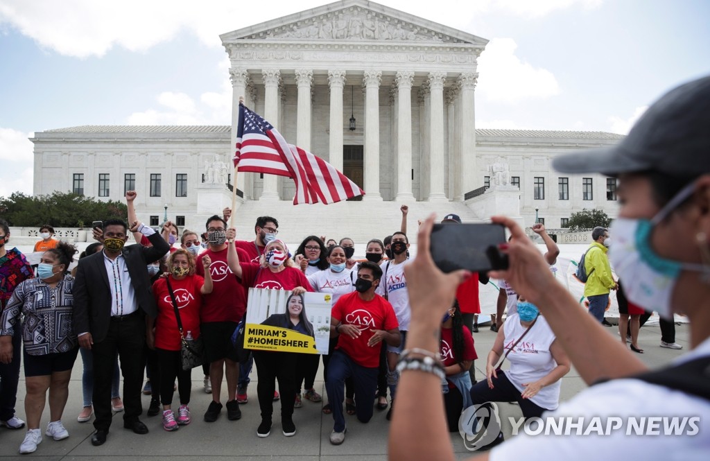 미국 대법원의 '다카' 폐지 제동에 환호하는 수혜자들