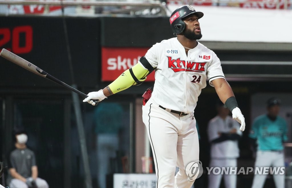 In this file photo from June 23, 2020, Mel Rojas Jr. of the KT Wiz watches his solo home run against the NC Dinos in a Korea Baseball Organization regular season game at KT Wiz Park in Suwon, 45 kilometers south of Seoul. (Yonhap)