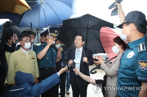 접경지 찾은 정총리 "대북전단 살포 중단돼야…꼭 막겠다"(종합)