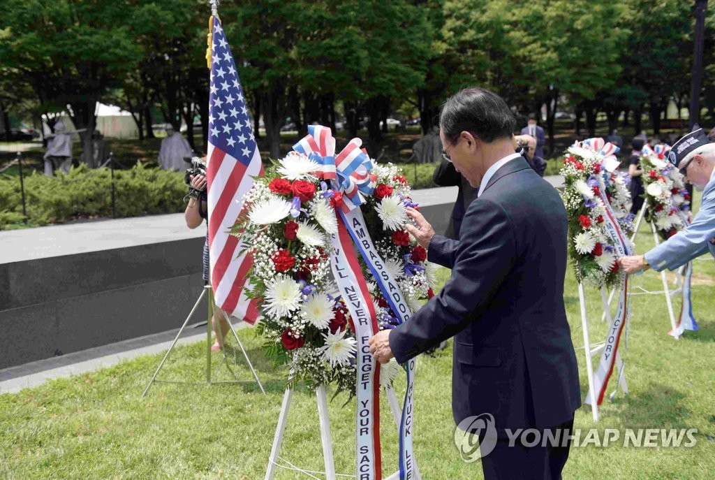 In the photo, provided by the South Korean Embassy in the United States, South Korean Ambassador to the U.S. Lee Soo-hyuck offers a floral tribute to Korean War veterans in a ceremony held June 25, 2020, marking the 70th anniversary of the start of the 1950-53 Korean War. (PHOTO NOT FOR SALE) (Yonhap)