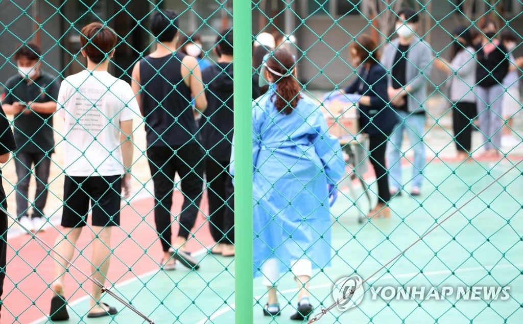 Students wait for coronavirus tests at a high school in the southeastern city of Daegu on July 3, 2020, after one of its students tested positive for COVID-19. (Yonhap) 