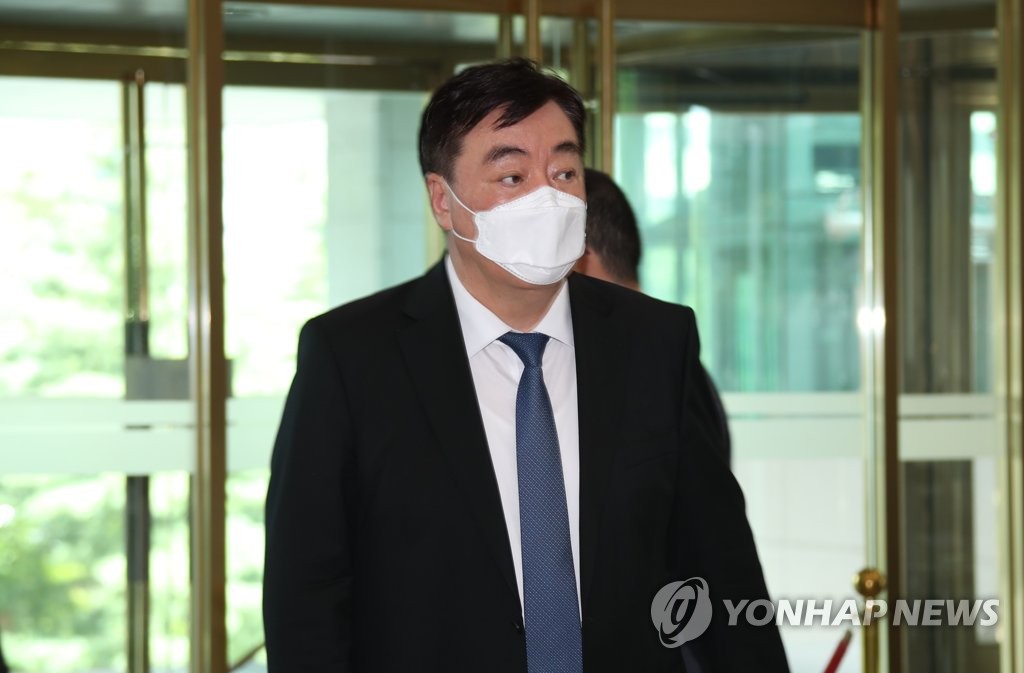 Chinese Ambassador Xing Haiming enters the foreign ministry building on July 3, 2020, for a meeting with Lee Do-hoon, South Korea's chief nuclear negotiator, to discuss North Korea issues. (Yonhap) 
