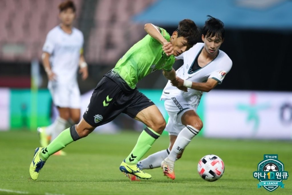 Han Kyo-won of Jeonbuk Hyundai Motors (L) takes a dribble during a K League 1 match against Seongnam FC at Jeonju World Cup Stadium in Jeonju, 270 kilometers south of Seoul, on July 11, 2020, in this photo provided by the Korea Professional Football League. (PHOTO NOT FOR SALE) (Yonhap)