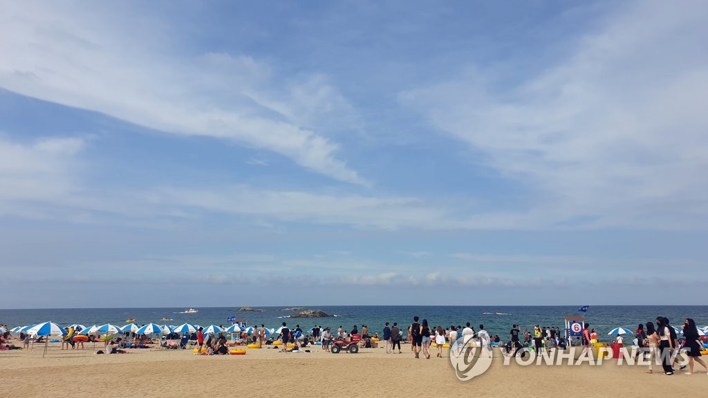 A beach located in Gangneung, 237 kilometers east of Seoul, is packed with vacationers in this file photo taken on July 18, 2020. (Yonhap)