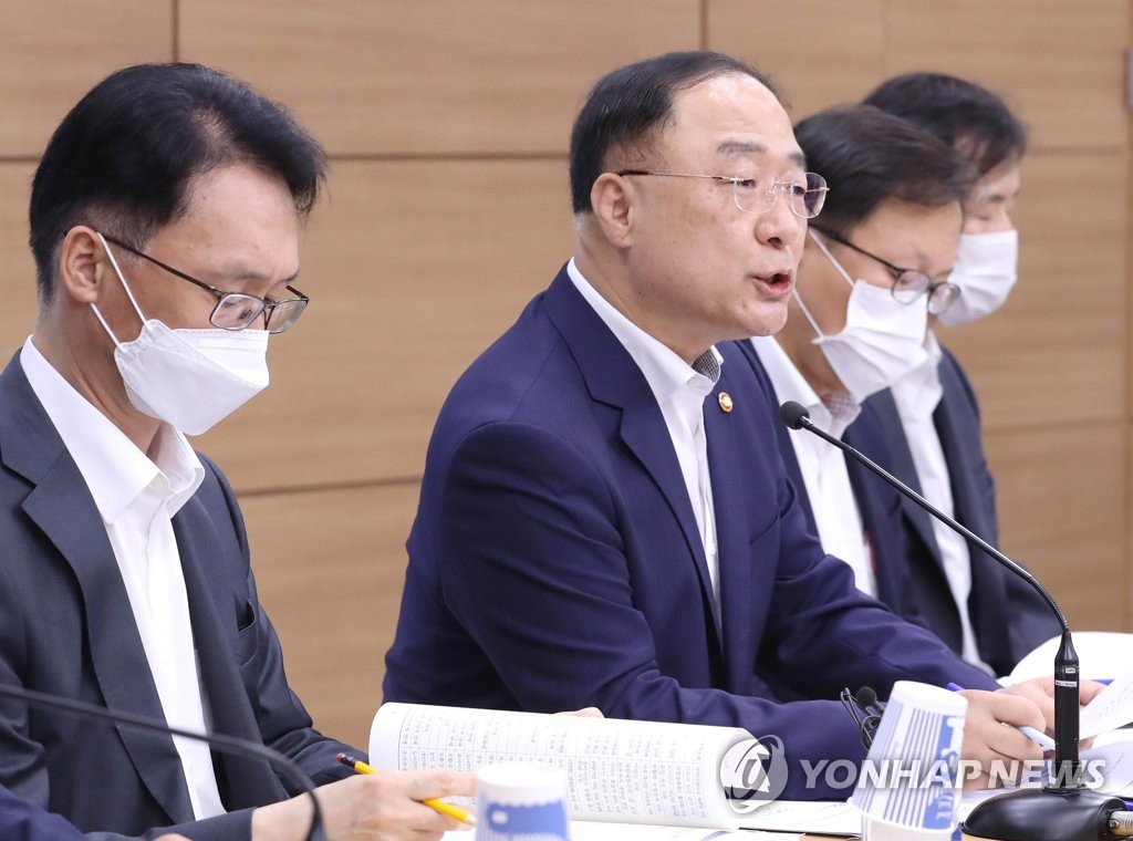 세법개정안 주요 내용 설명하는 홍남기 부총리