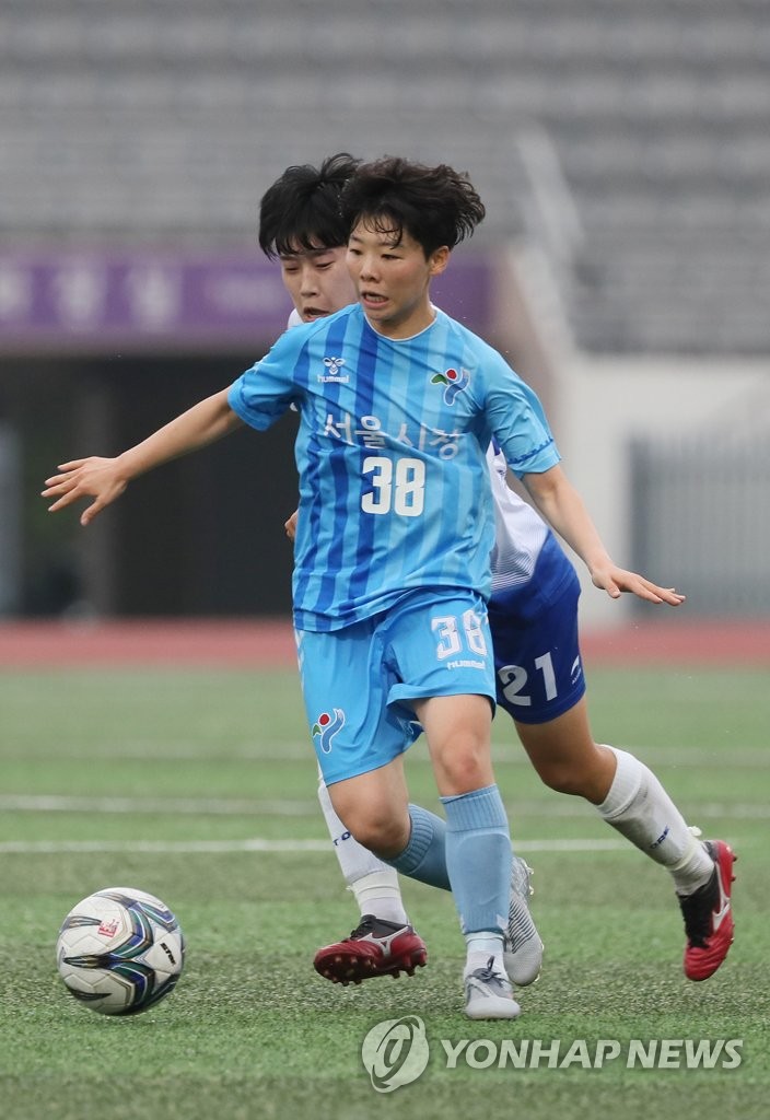 In this file photo from July 20, 2020, Jang Chang (L) of Seoul WFC battles Mok Seung-yeon of Hwacheon KSPO WFC during their WK League match at Mokdong Stadium in Seoul. (Yonhap)