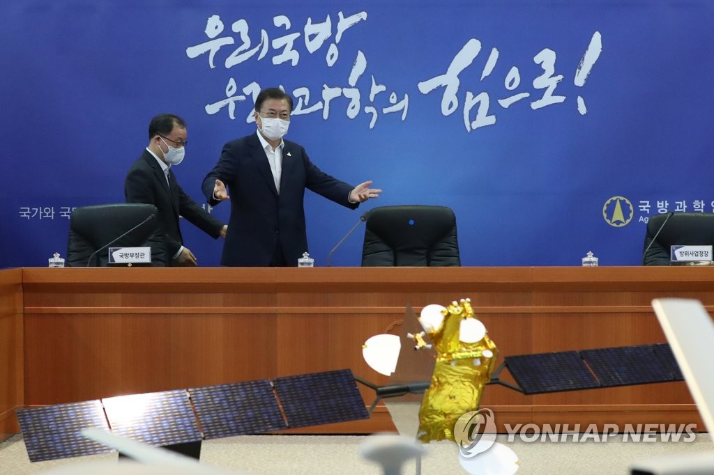 President Moon Jae-in (R) attends a briefing session on South Korea's arms development at the headquarters of the Agency for Defense Development in Daejeon, 160 kilometers south of Seoul, on July 23, 2020. (Yonhap)