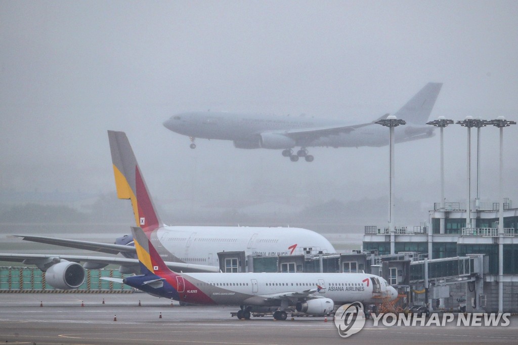 인천공항 착륙하는 이라크 파견 근로자 수송 공중급유기