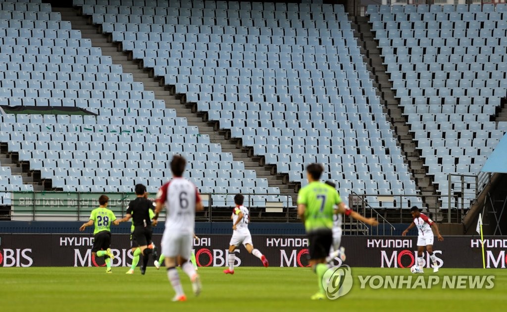 A K League 1 match between Jeonbuk Hyundai Motors and FC Seoul takes place at an empty Jeonju World Cup Stadium in Jeonju, 240 kilometers south of Seoul, on July 26, 2020. (Yonhap)