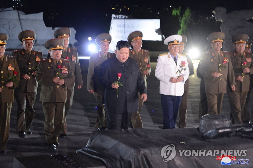조국해방전쟁참전열사묘 찾은 김정은 국무위원장