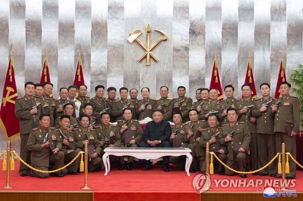 김정은 국무위원장, '백두산' 기념 권총 수여식 참석