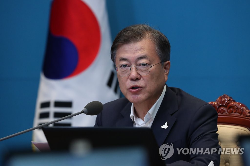 首席秘書官・補佐官会議を主宰する文大統領＝２７日、ソウル（聯合ニュース）