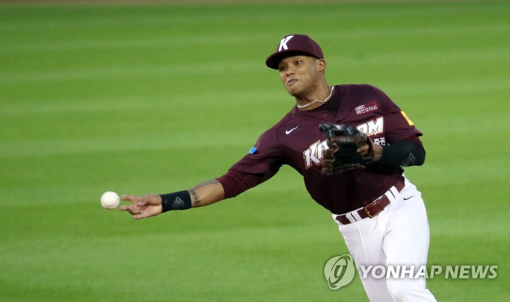 Addison Russell of the Kiwoom Heroes makes a throw to first base in the bottom of the fourth inning of a Korea Baseball Organization regular season game against the Doosan Bears at Jamsil Baseball Stadium in Seoul on July 28, 2020. (Yonhap)