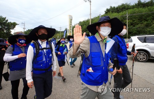 손 흔들며 출발하는 이인영 장관