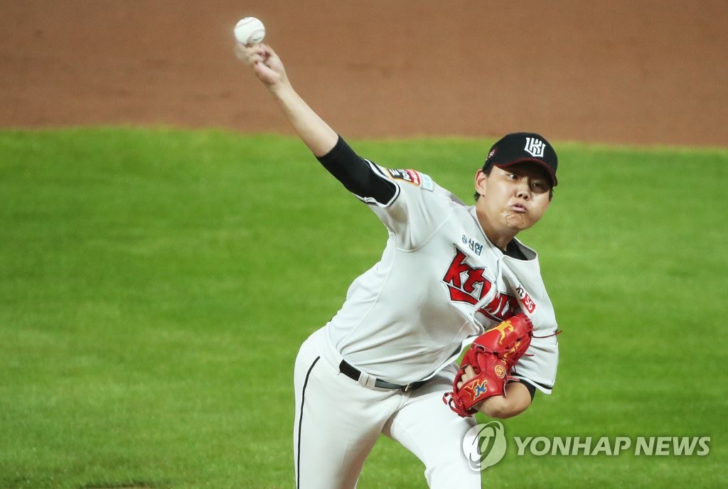In this file photo from Aug. 11, 2020, So Hyeong-jun of the KT Wiz pitches against the SK Wyverns in a Korea Baseball Organization regular season game at KT Wiz Park in Suwon, 45 kilometers south of Seoul. (Yonhap)