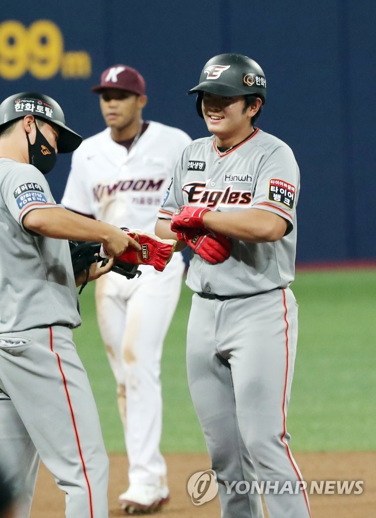 Lim Jong-chan of the Hanwha Eagles (R) smiles after hitting a go-ahead single in the top of the 12th inning of a Korea Baseball Organization regular season game against the Kiwoom Heroes at Gocheok Sky Dome in Seoul on Aug. 11, 2020. (Yonhap)