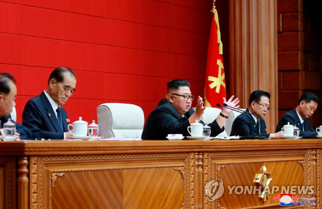 North Korean leader Kim Jong-un (C) presides over a politburo meeting of the Workers' Party's Central Committee on issues involving flood damage and the coronavirus, in Pyongyang on Aug. 13, 2020, in this photo captured from the homepage of the Korean Central News Agency (KCNA). According to KCNA, Kim said at the meeting that the current situation, in which the worldwide spread of the virus has become worse, requires that the North not allow any outside aid for flood damage. (For Use Only in the Republic of Korea. No Redistribution) (Yonhap)