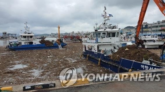 목포 앞바다에 떠 있는 해양쓰레기