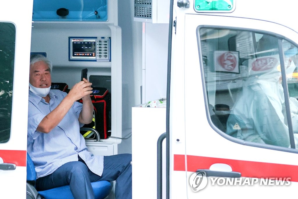 전광훈 목사, 마스크 내리고 휴대전화 든 채