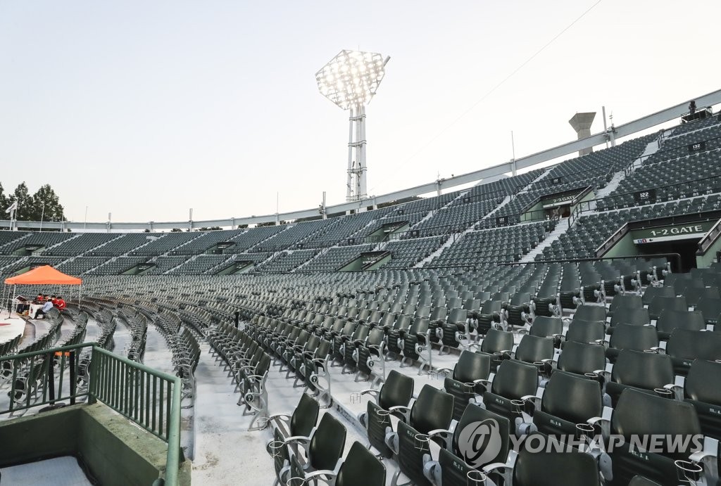 Stands at Sajik Stadium in Busan, 450 kilometers south of Seoul, remain empty for a Korea Baseball Organization regular season game between the home team Lotte Giants and the Doosan Bears on Aug. 18, 2020. (Yonhap)