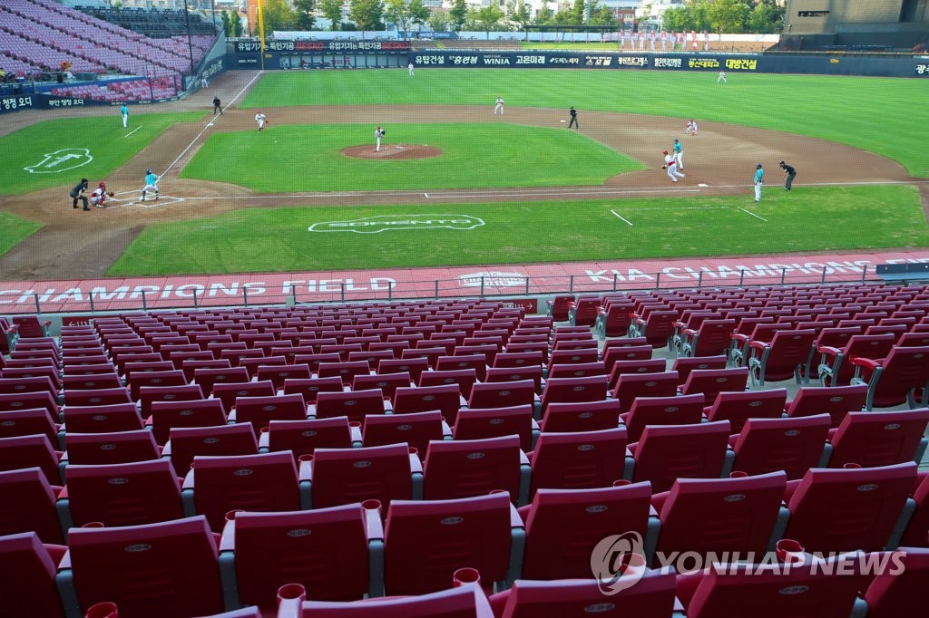 A Korea Baseball Organization regular season game between the home team Kia Tigers and the NC Dinos is played without fans in the stands at Gwangju-Kia Champions Field in Gwangju, 330 kilometers south of Seoul, on Aug. 20, 2020. (Yonhap)