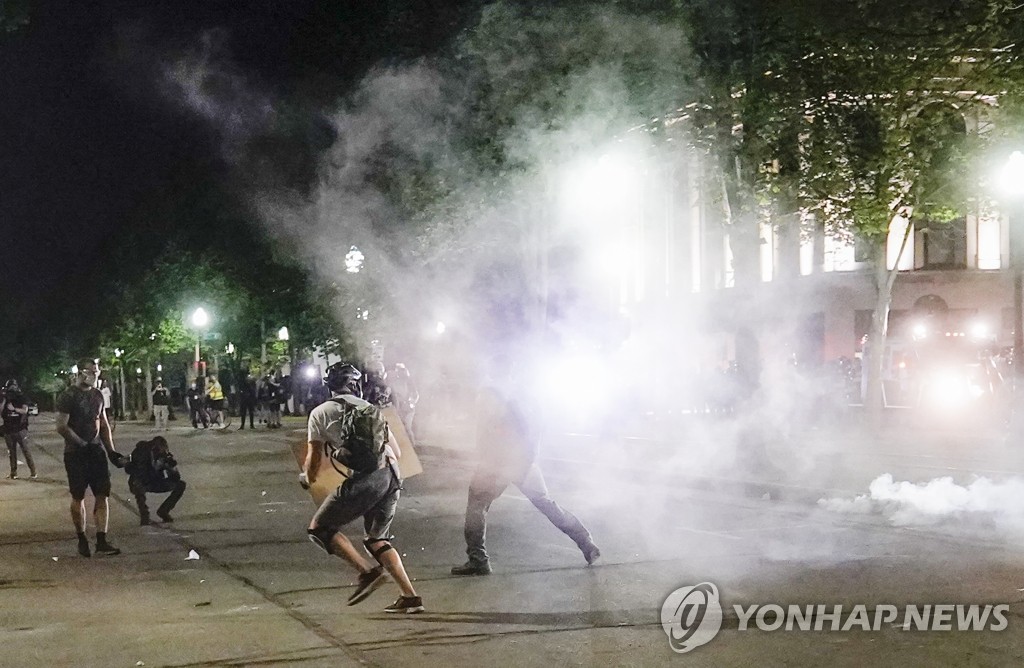 '위스콘신 흑인 피격' 항의 시위대에 최루탄 쏘는 미국 경찰