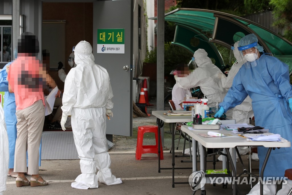 Health workers administer coronavirus tests for citizens at a screening center in the southwestern city of Gwangju on Aug. 27, 2020. (Yonhap)