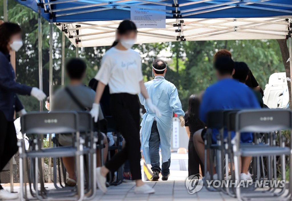 Congregants of a Protestant church in Seoul's Nowon Ward wait to take a coronavirus test at a makeshift screening center in the district on Aug. 28, 2020. (Yonhap)
