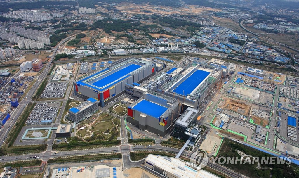 This photo provided by Samsung Electronics Co. shows the company's chip plant in Pyeongtaek, south of Seoul. (PHOTO NOT FOR SALE) (Yonhap)