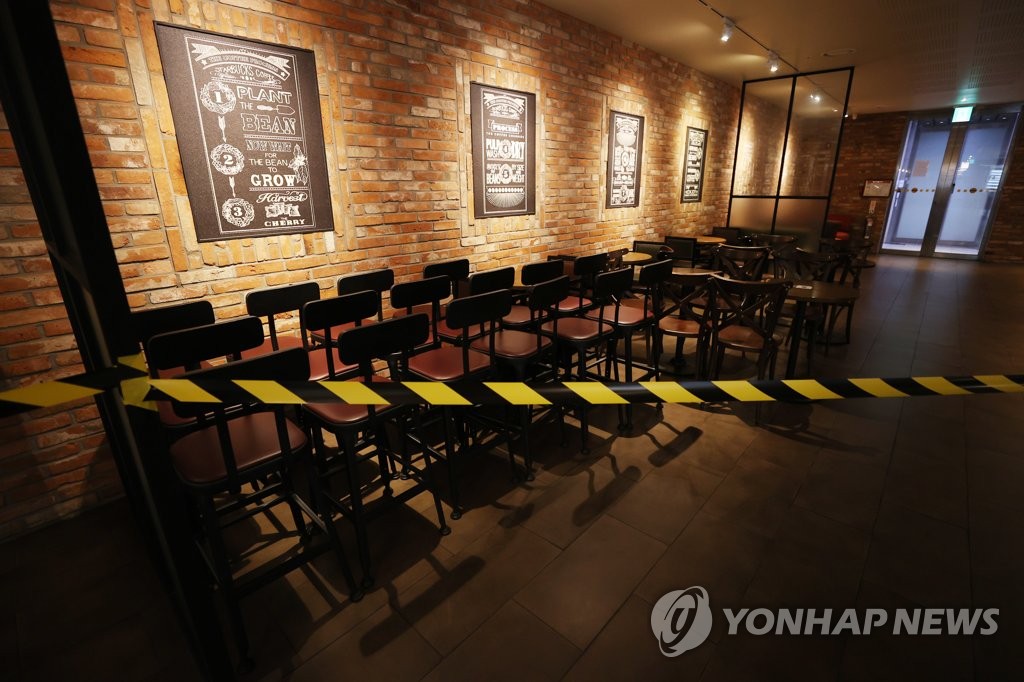 Chairs are grouped together in line with the government's tightened social distancing guidelines in the greater Seoul area at a Starbucks branch in central Seoul on Aug. 30, 2020. (Yonhap)