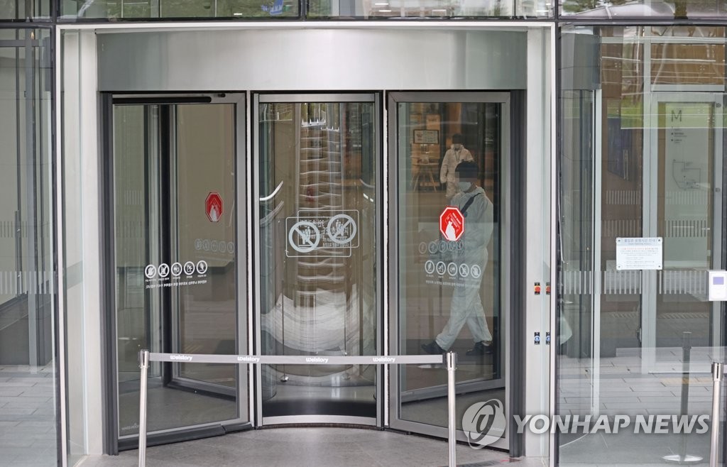 Samsung shutters R&D campus buildings in Seoul over virus case