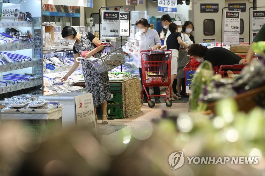 This photo, taken on Sept. 2, 2020, shows citizens shopping for groceries at a large discount store in Seoul. (Yonhap)