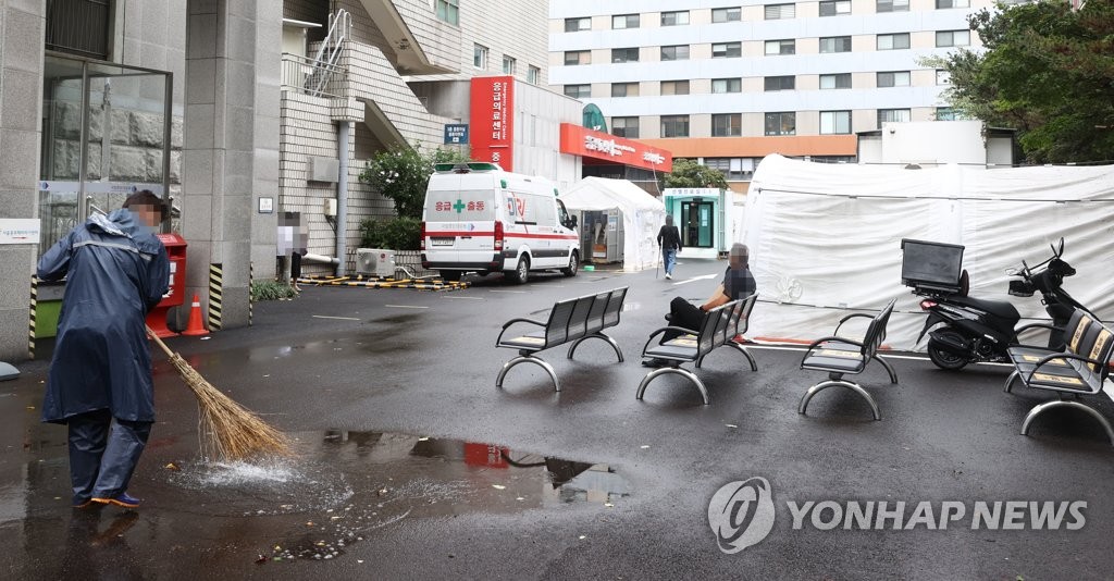 A janitor cleans the grounds of Seoul Medical Center in central Seoul on Sept. 3, 2020. (Yonhap)