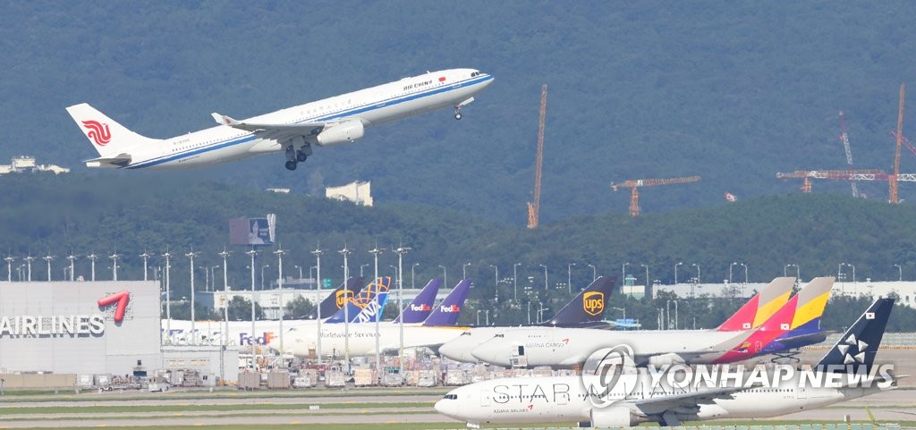今年９月、仁川から北京に向かうチャーター機＝（聯合ニュース）