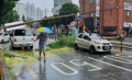 태풍에 쓰러진 가로등 승용차 앞유리 파손