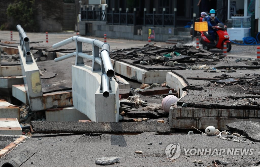 파도 덮쳐 폭격 맞은 해안도로