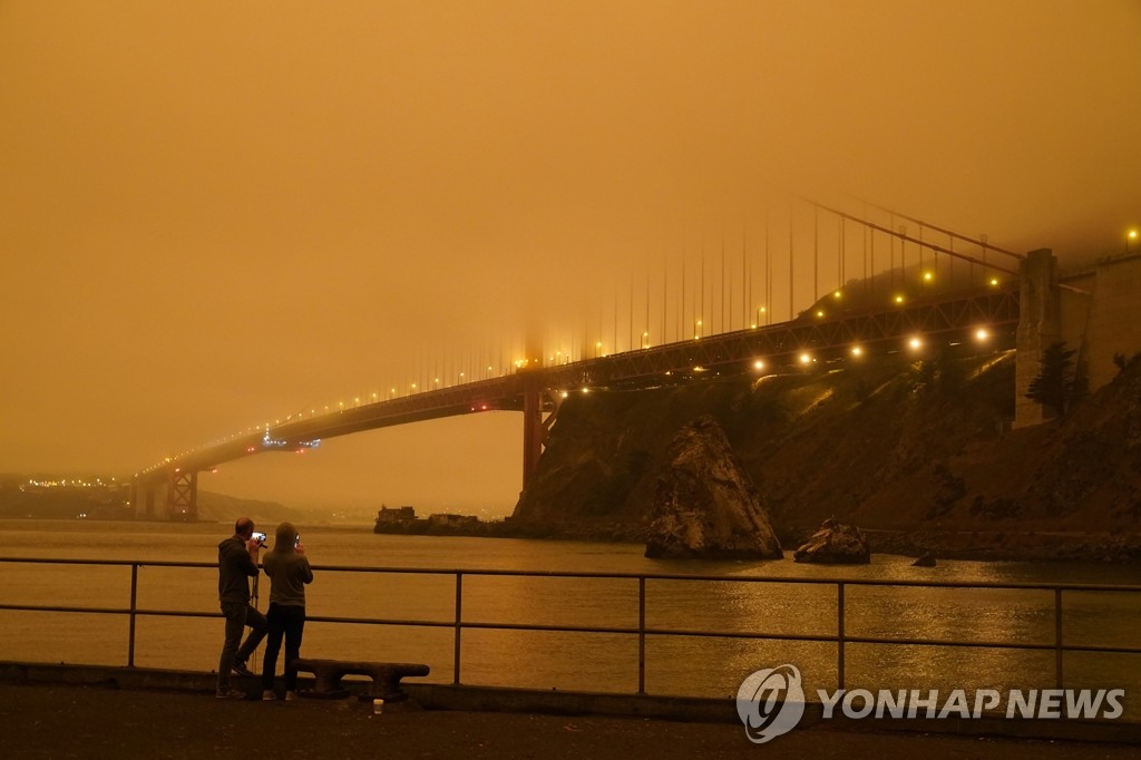 산불 연기로 어둑해진 샌프란시스코의 금문교 주변